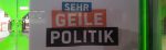 Ein Schild mit der Aufschrift "Sehr geile Politik"